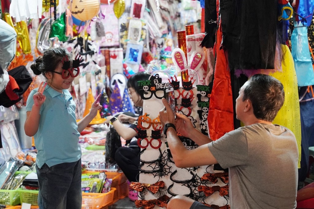 Phố Hàng Mã rực rỡ sắc màu Halloween, tưng bừng trước thềm lễ hội