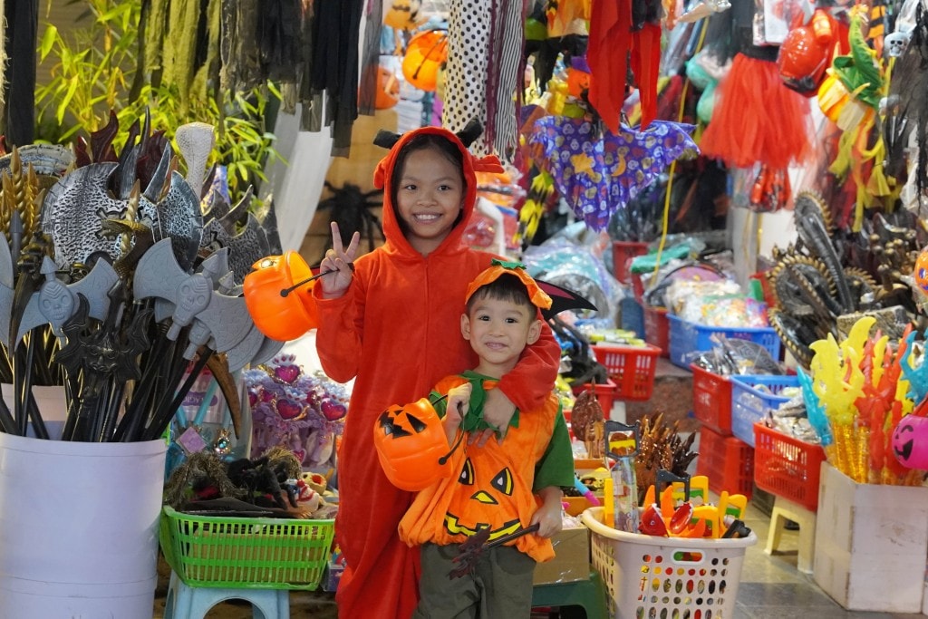 Phố Hàng Mã rực rỡ sắc màu Halloween, tưng bừng trước thềm lễ hội