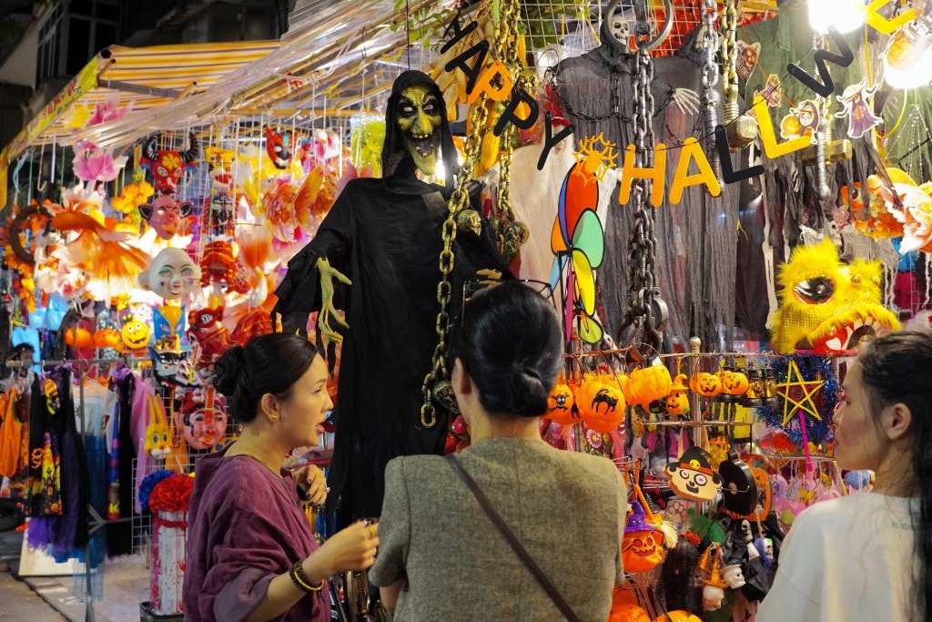 Phố Hàng Mã rực rỡ sắc màu Halloween, tưng bừng trước thềm lễ hội