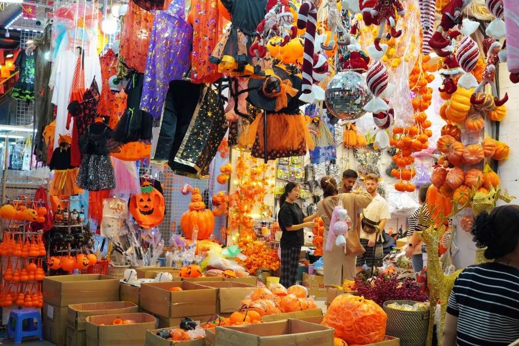 Phố Hàng Mã rực rỡ sắc màu Halloween, tưng bừng trước thềm lễ hội