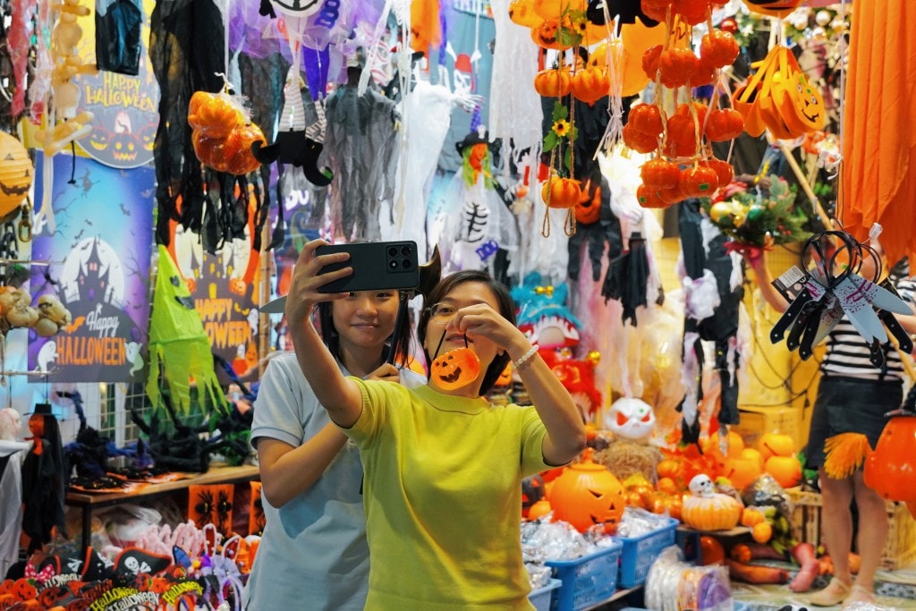 Phố Hàng Mã rực rỡ sắc màu Halloween, tưng bừng trước thềm lễ hội