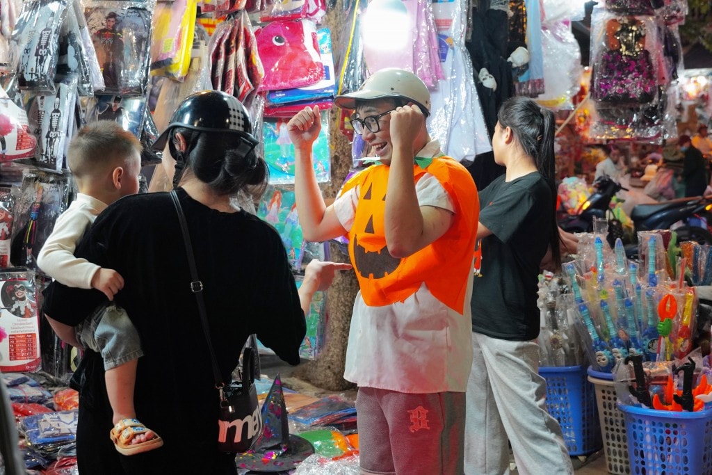 Phố Hàng Mã rực rỡ sắc màu Halloween, tưng bừng trước thềm lễ hội