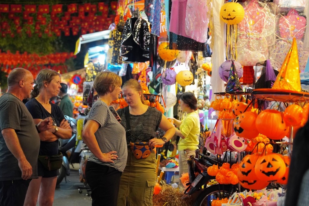 Phố Hàng Mã rực rỡ sắc màu Halloween, tưng bừng trước thềm lễ hội