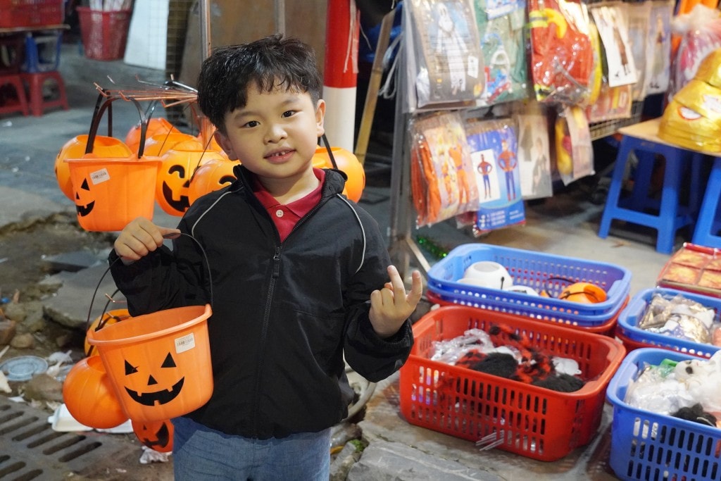 Phố Hàng Mã rực rỡ sắc màu Halloween, tưng bừng trước thềm lễ hội