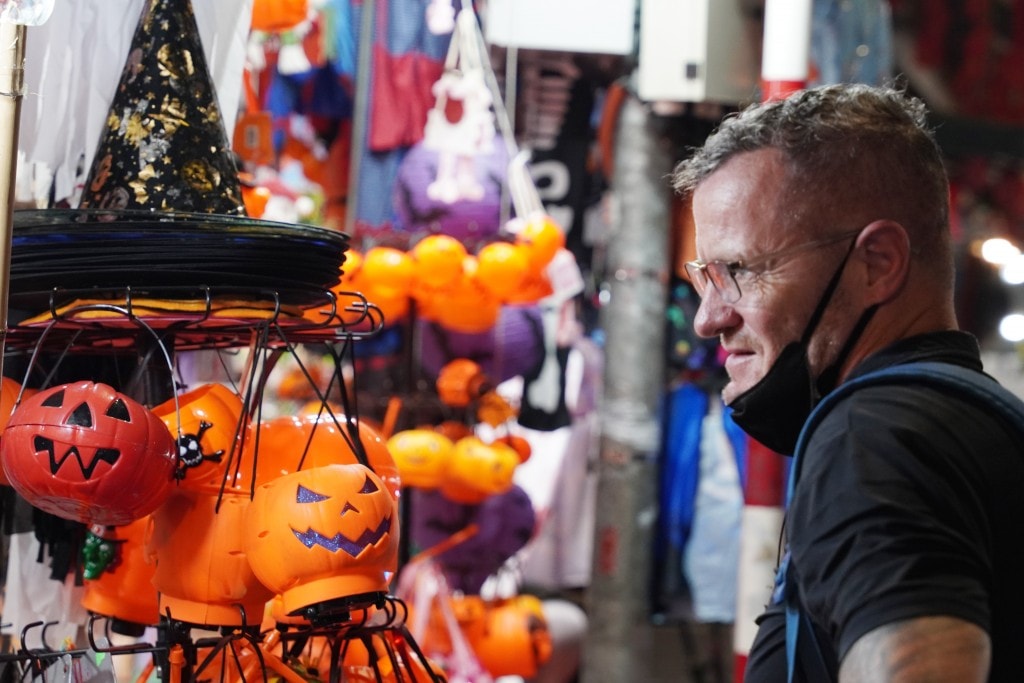 Phố Hàng Mã rực rỡ sắc màu Halloween, tưng bừng trước thềm lễ hội