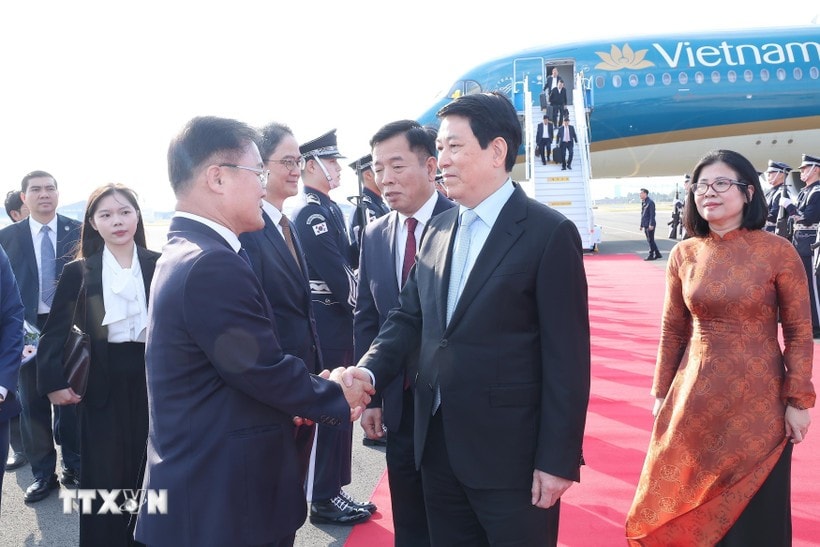 Đại biểu Hàn Quốc đón Chủ tịch nước Lương Cường tại sân bay quân sự Gimhae ở thành phố Busan (Hàn Quốc). (Ảnh: Lâm Khánh/TTXVN)