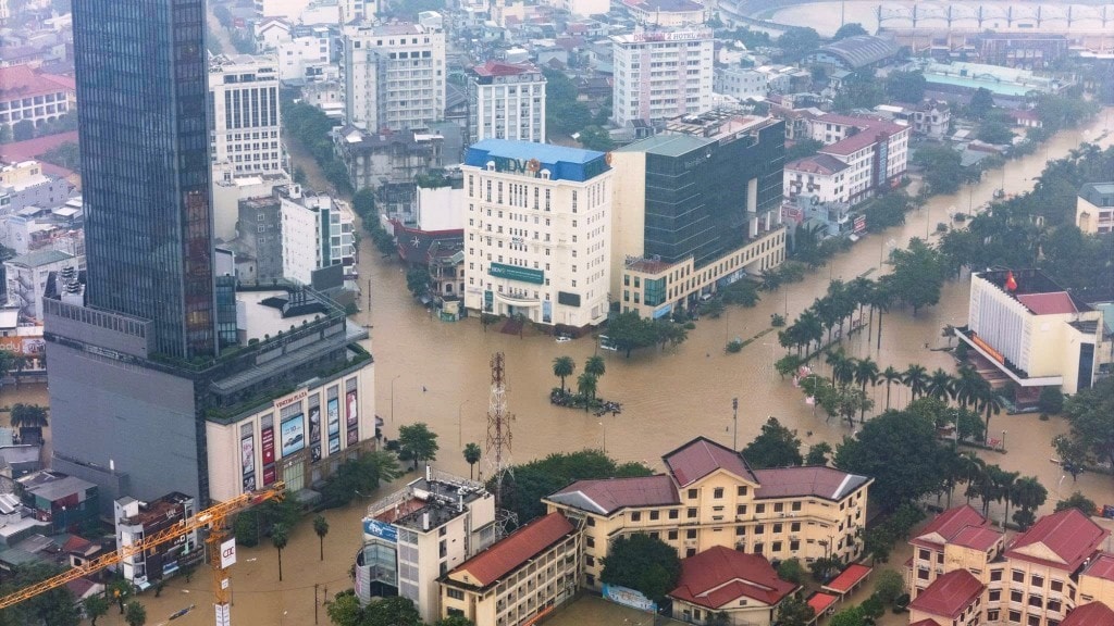 Mưa lớn kéo dài đã gây ra lũ lụt nghiêm trọng trên địa bàn thành phố Huế Mưa lớn kéo dài đã gây ra lũ lụt nghiêm trọng trên địa bàn thành phố Huế