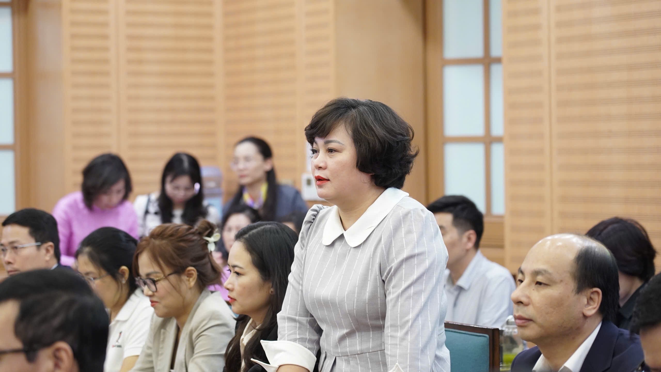 Đại diện các cơ quan, đơn vị, doanh nghiệp nêu ý kiến về việc ủng hộ Quỹ ''Vì người nghèo'' TP Hà Nội