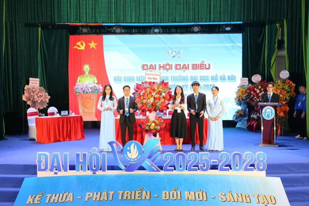 Đại diện Hội Sinh viên thành phố Hà Nội chúc mừng Đại hội