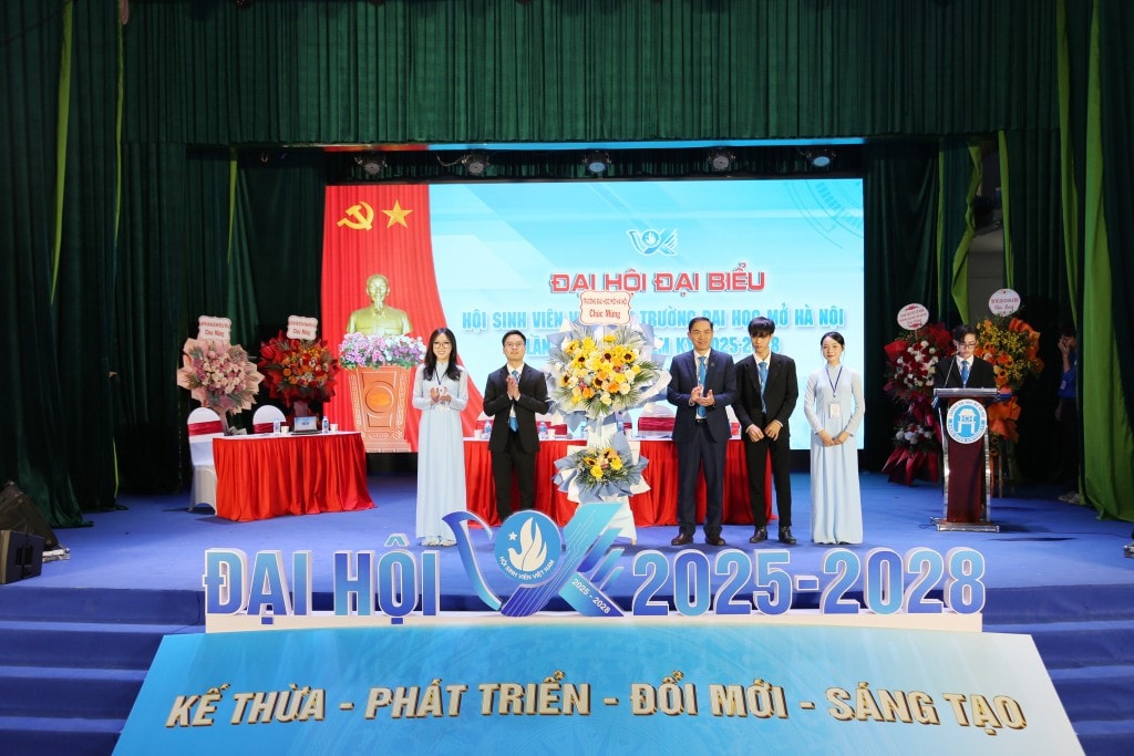 Đại diện lãnh đạo Trường Đại học Mở Hà Nội tặng hoa Đại hội