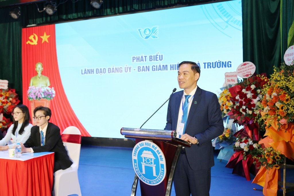 PGS TS Dương Thăng Long – Bí thư Đảng uỷ, Phó Hiệu trưởng phát biểu tại chương trình
