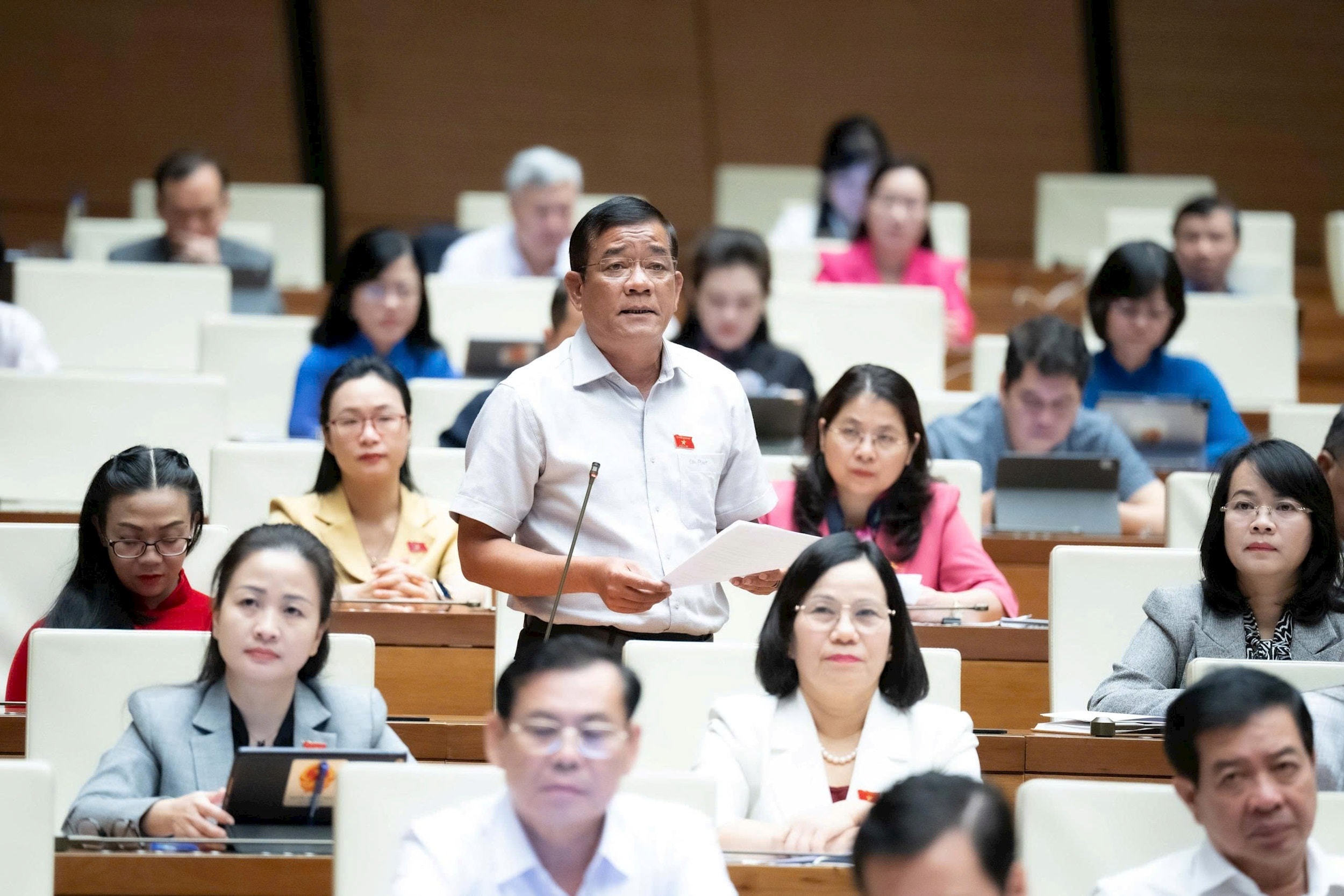 dai-bieu-k-nhieu-doan-lam-dong-phat-bieu-phat-bieu-thao-luan-tai-hoi-truong-ngay-30-10.-anh-quochoi.vn.jpg