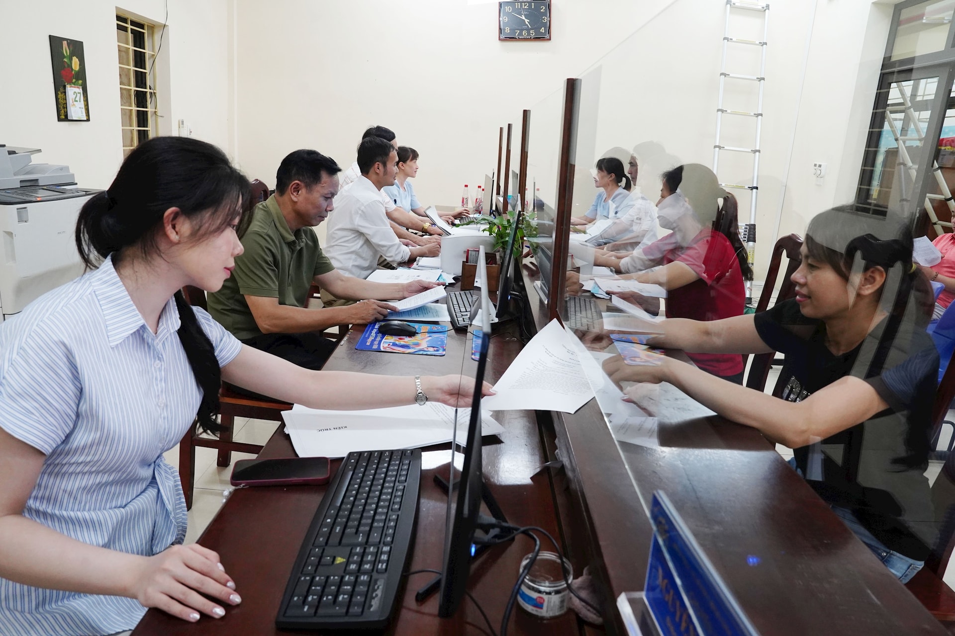 Cán bộ phục vụ người dân tại điểm phục vụ Hành chính công xã Dân Hòa. Ảnh: Hữu Tiệp