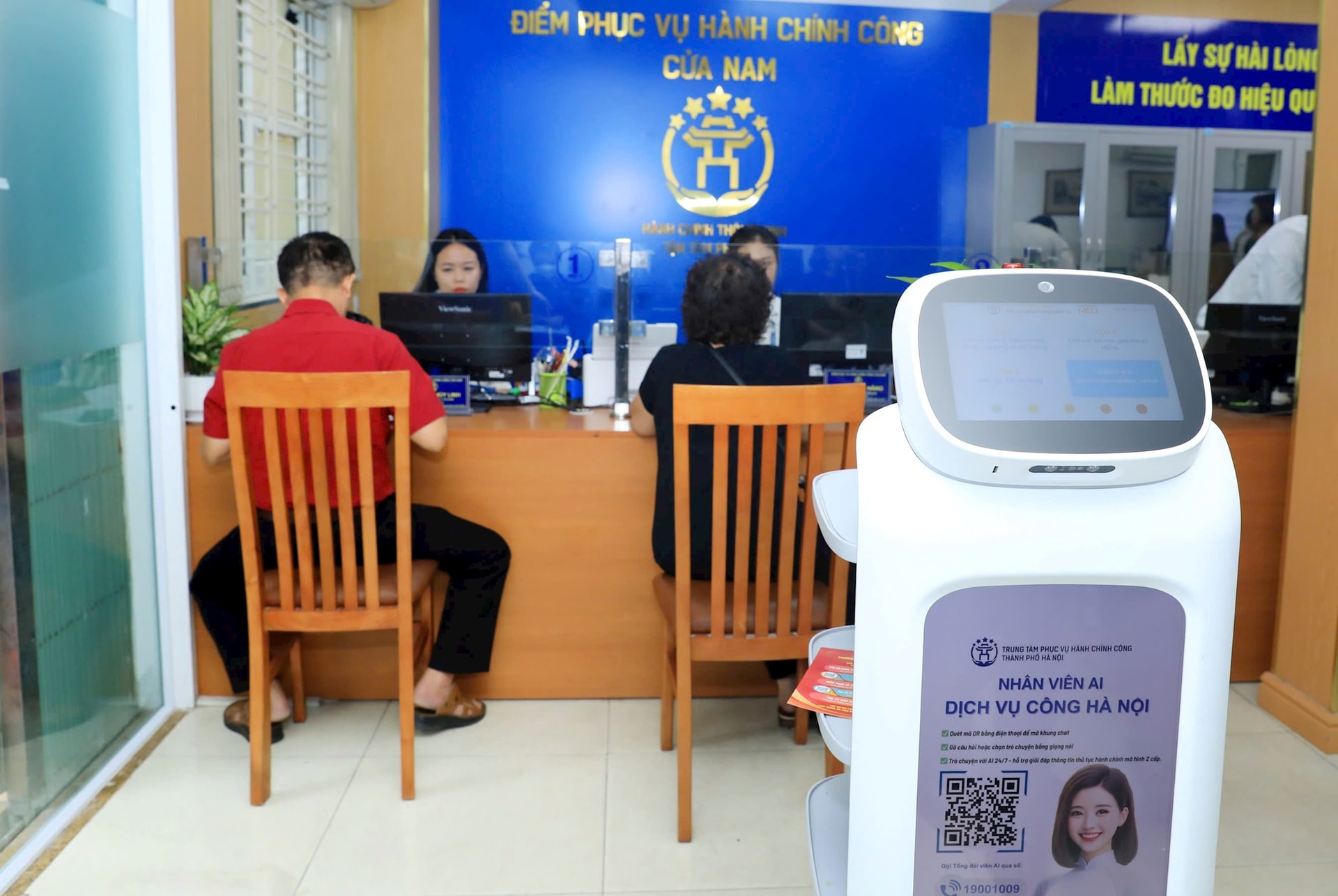 Cán bộ phục vụ người dân tại điểm phục vụ Hành chính công phường Cửa Nam. 