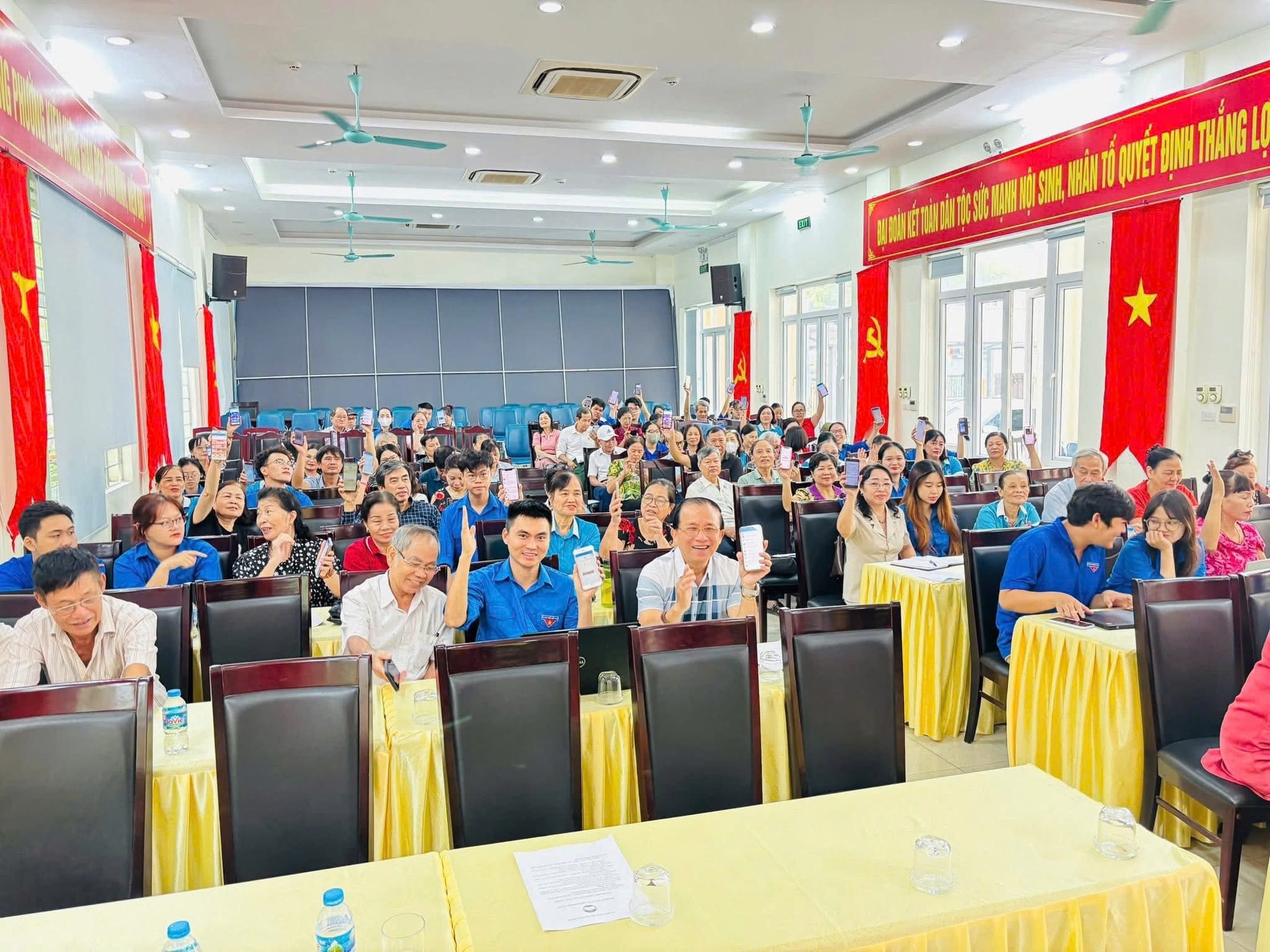 Phường Kiến Hưng triển khai phong trào “Bình dân học vụ số” xuống từng chi bộ, tổ dân phố và người dân.