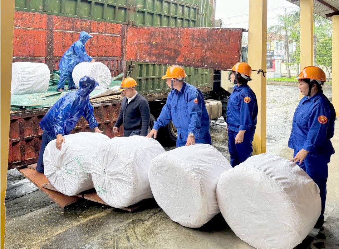 មន្ត្រីនៃនាយកដ្ឋានបម្រុងរដ្ឋនៃតំបន់ទី IX បានចេញឧបករណ៍សង្គ្រោះ។ រូបថត៖ អ្នករួមចំណែក