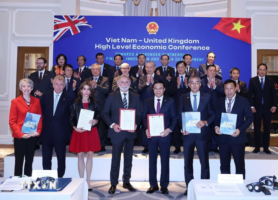 Tổng Bí thư Tô Lâm chứng kiến lễ trao các thỏa thuận hợp tác giữa các bộ, ngành, địa phương, doanh nghiệp hai nước. Ảnh: T