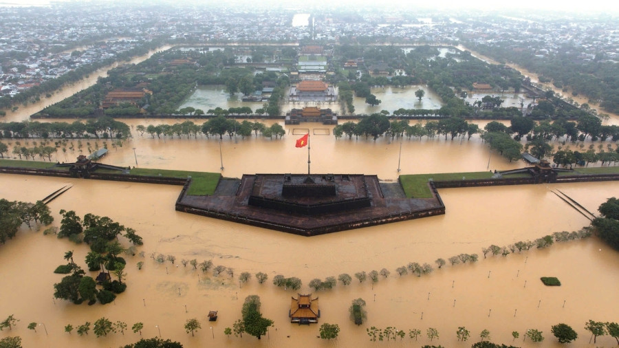 Miền Trung còn mưa lớn phức tạp: Thủ tướng chỉ đạo tiếp tục triển khai đồng bộ giải pháp ứng phó, sớm ổn định đời sống Nhân dân- Ảnh 1. Miền Trung còn mưa lớn phức tạp: Thủ tướng chỉ đạo tiếp tục triển khai đồng bộ giải pháp ứng phó, sớm ổn định đời sống Nhân dân- Ảnh 1.