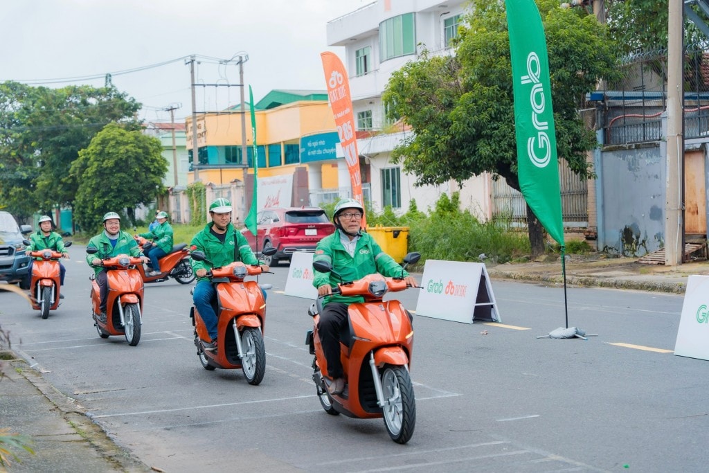 Các đối tác tài xế Grab hào hứng trải nghiệm xe máy điện Dat Bike