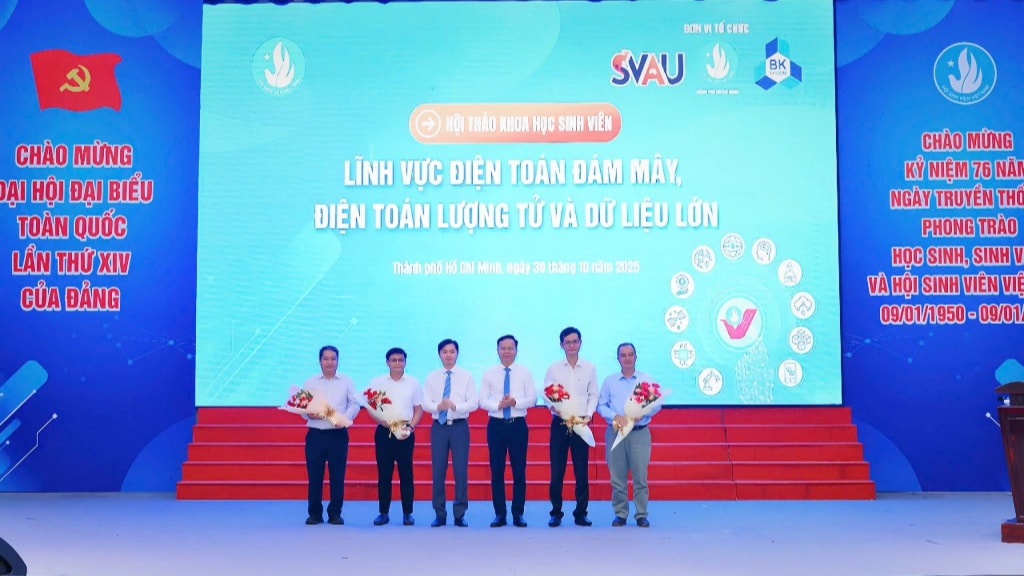 Ban tổ chức tặng hoa tri ân các vị khách mời 