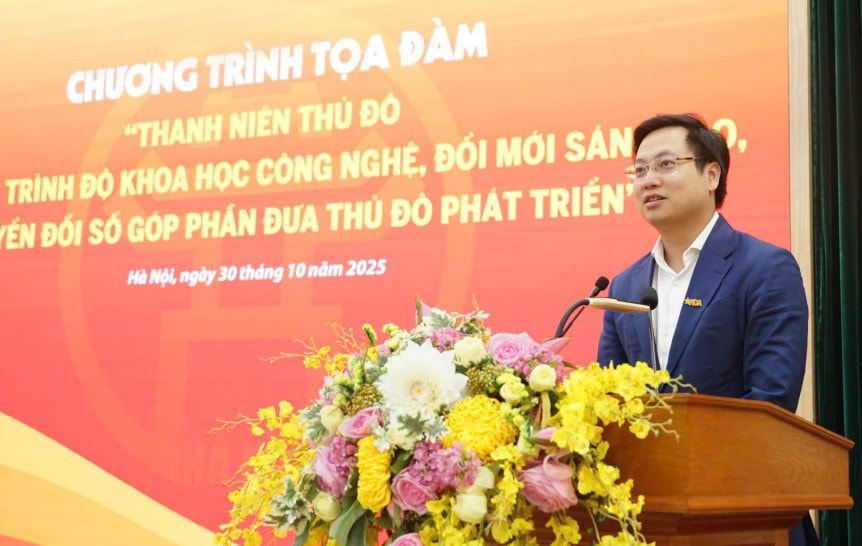 Phó Bí thư Thành đoàn Hà Nội Trần Quang Hưng phát biểu đề dẫn tại tọa đàm “Thanh niên Thủ đô nâng cao trình độ khoa học công nghệ, đổi mới sáng tạo, chuyển đổi số góp phần đưa Thủ đô phát triển”