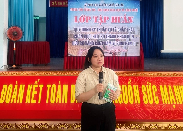 Tập huấn xử lý chế phẩm vi sinh trong chăn nuôi cho nông dân