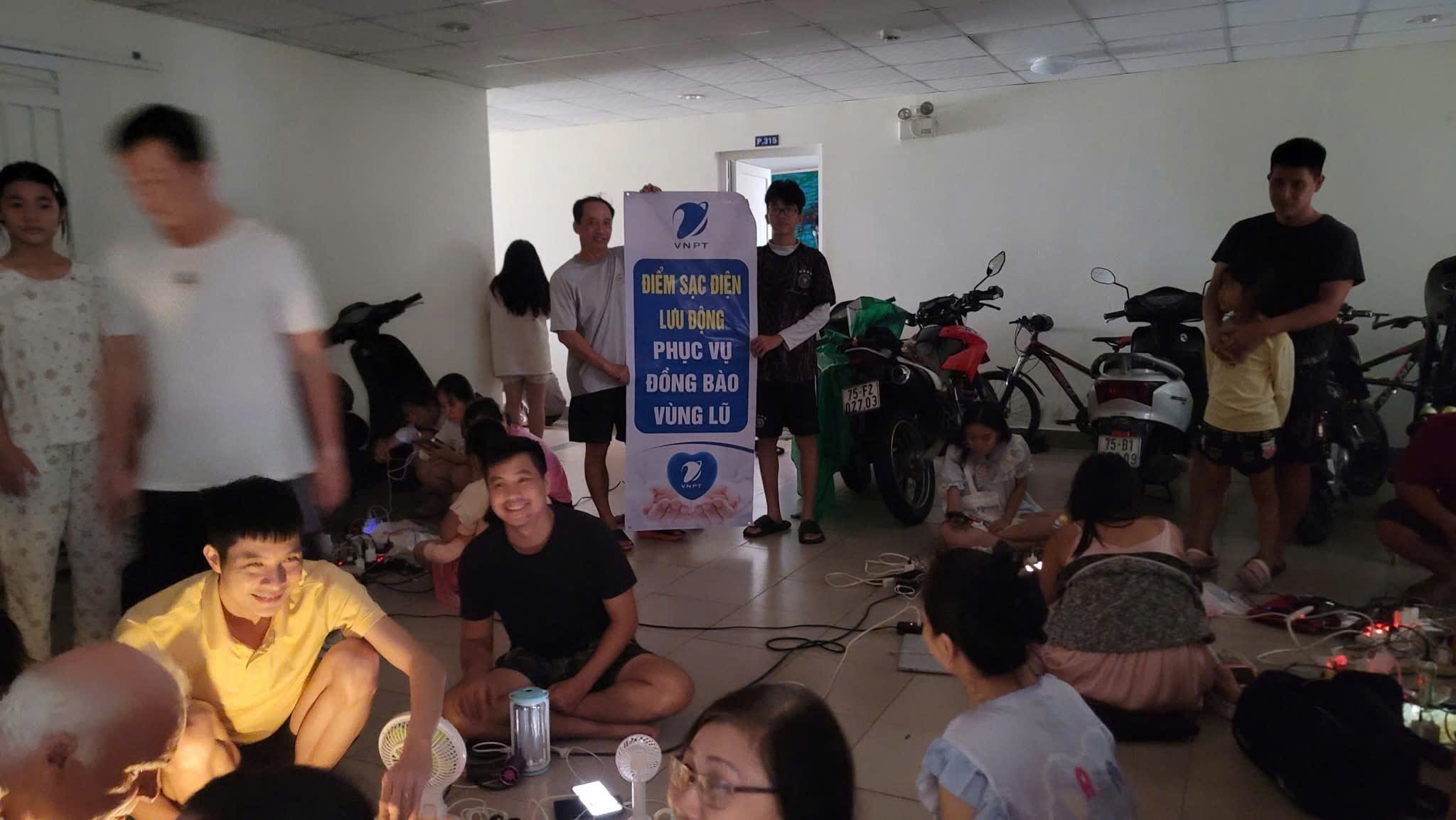 Một điểm sạc lưu động tại phường Vĩ Dạ, thành phố Huế ngày 29-10.