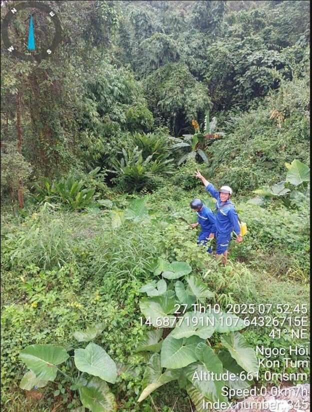 nhan-vien-vnpt-bang-rung-xu-ly-su-co-ky-thuat-tai-cac-tram-phat-song-o-quang-ngai..jpg