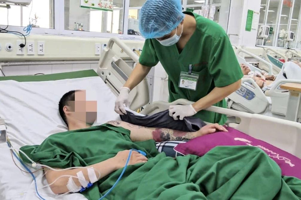 [Podcast] Sốt xuất huyết gây biến chứng hiếm gặp, nam thanh niên suýt mất tay