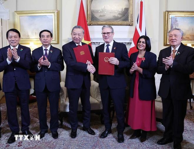 ttxvn-le-don-chinh-thuc-tong-bi-thu-to-lam-tham-chinh-thuc-lien-hiep-vuong-quoc-anh-va-bac-ai-len-8373645-15.jpg