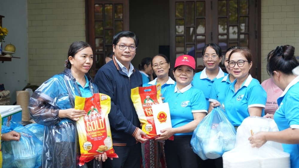 Phó Bí thư Thành ủy, Phó Chủ tịch UBND thành phố Huế Nguyễn Chí Tài thăm hỏi, trao quà hỗ trợ cho các chị em đang tham gia bếp ăn thiện nguyện tại phường Thủy Xuân Phó Bí thư Thành ủy, Phó Chủ tịch UBND thành phố Huế Nguyễn Chí Tài thăm hỏi, trao quà hỗ trợ cho các chị em đang tham gia bếp ăn thiện nguyện tại phường Thủy Xuân