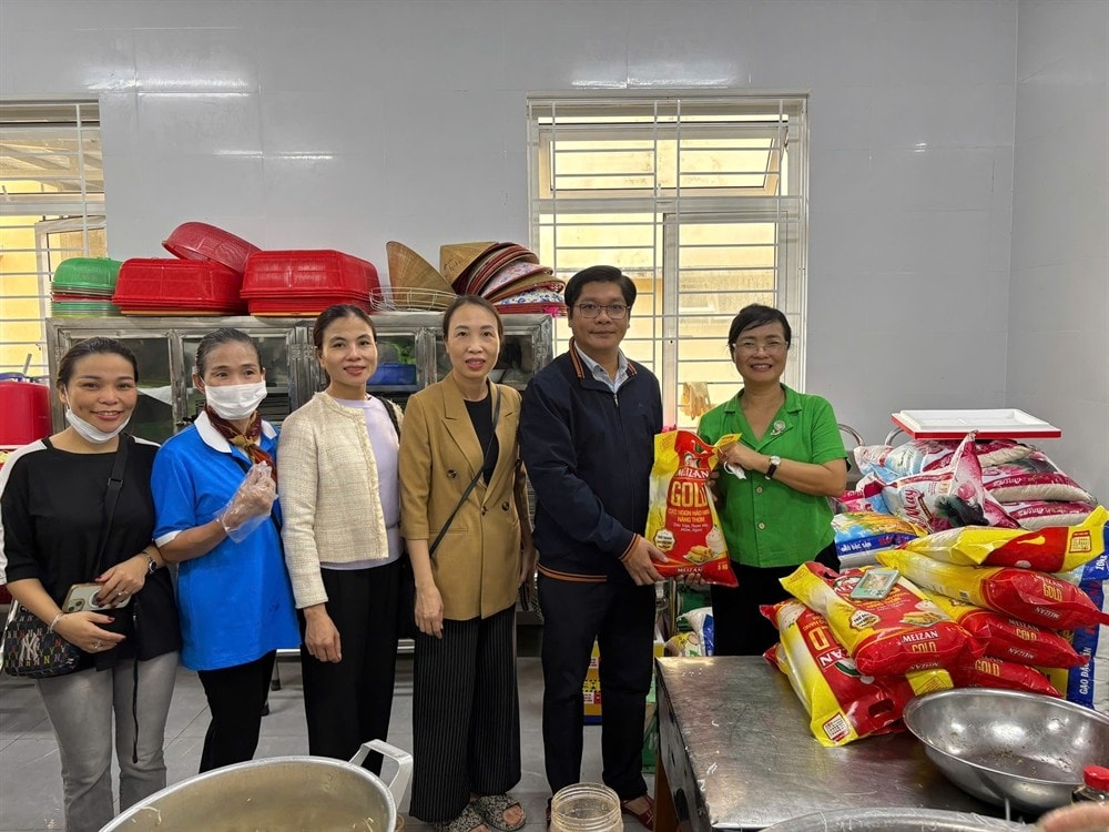 Phó Bí thư Thành ủy, Phó Chủ tịch UBND thành phố Huế Nguyễn Chí Tài thăm, động viên và trao quà hỗ trợ cho lực lượng nấu ăn thiện nguyện tại phường Thuận Hóa Phó Bí thư Thành ủy, Phó Chủ tịch UBND thành phố Huế Nguyễn Chí Tài thăm, động viên và trao quà hỗ trợ cho lực lượng nấu ăn thiện nguyện tại phường Thuận Hóa