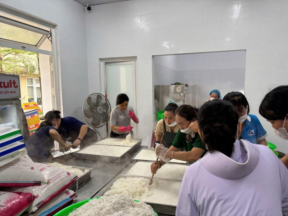 Các chị em phụ nữ tất bật sơ chế thực phẩm, chuẩn bị nguyên liệu cho bếp ăn thiện nguyện trong những ngày mưa lũ Các chị em phụ nữ tất bật sơ chế thực phẩm, chuẩn bị nguyên liệu cho bếp ăn thiện nguyện trong những ngày mưa lũ