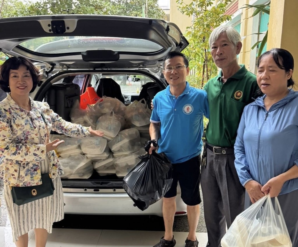 “Bếp ăn yêu thương” thể hiện tinh thần đoàn kết, sẻ chia và nghĩa tình của người dân Huế giữa mùa mưa bão “Bếp ăn yêu thương” thể hiện tinh thần đoàn kết, sẻ chia và nghĩa tình của người dân Huế giữa mùa mưa bão