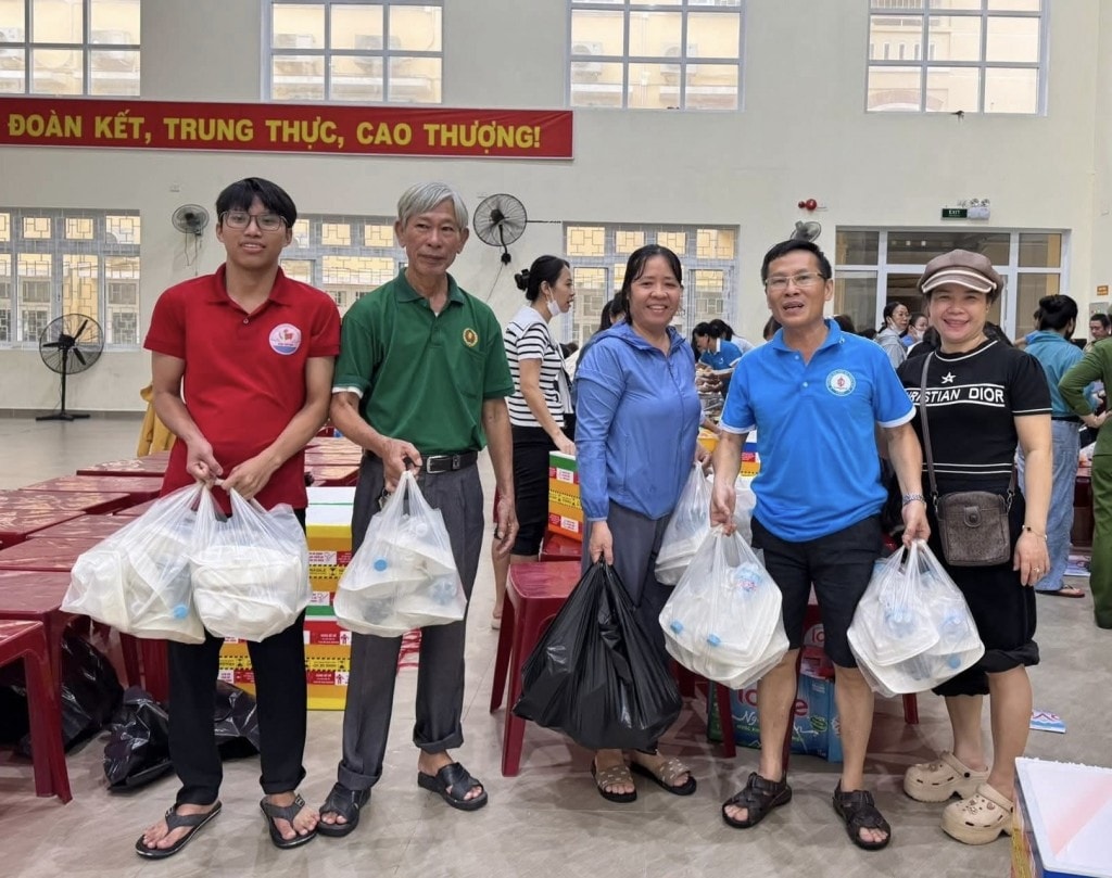 Với tinh thần “thương người như thể thương thân”, “lá lành đùm lá rách”, góp phần giúp bà con vùng lũ vượt qua khó khăn, ổn định cuộc sống Với tinh thần “thương người như thể thương thân”, “lá lành đùm lá rách”, góp phần giúp bà con vùng lũ vượt qua khó khăn, ổn định cuộc sống