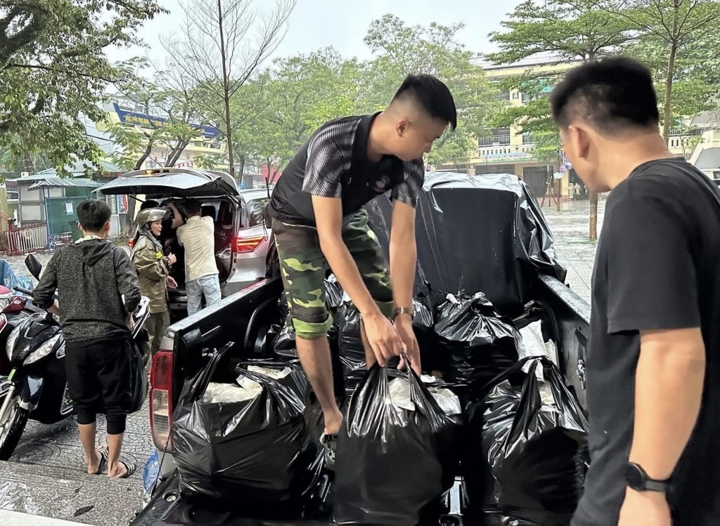 Các căn bếp nghĩa tình đỏ lửa nấu hàng nghìn suất cơm gửi bà con vùng lũ những ngày qua Các căn bếp nghĩa tình đỏ lửa nấu hàng nghìn suất cơm gửi bà con vùng lũ những ngày qua