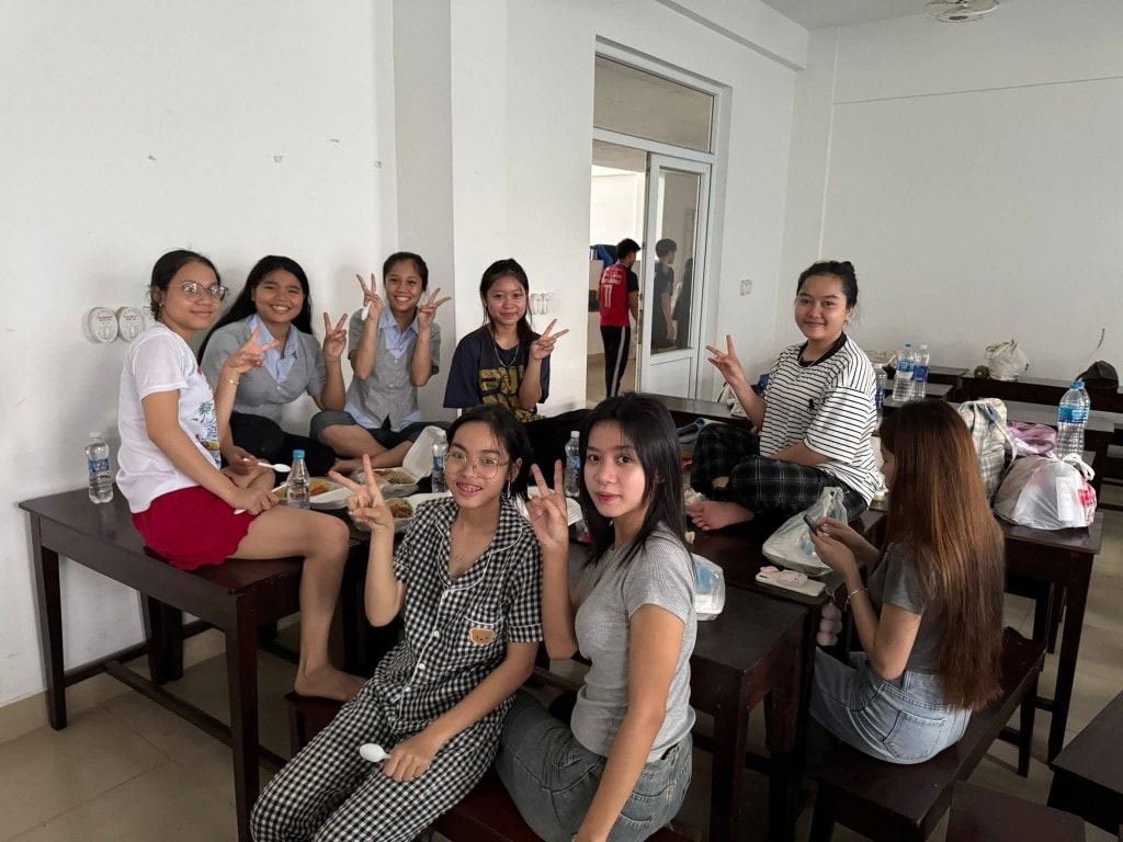 Những suất cơm hỗ trợ bà con, các em sinh viên bối cảnh mưa lũ, tuy nhỏ bé nhưng được gói ghém cẩn thận là một món quà của tình thương và sự sẻ chia Những suất cơm hỗ trợ bà con, các em sinh viên bối cảnh mưa lũ, tuy nhỏ bé nhưng được gói ghém cẩn thận là một món quà của tình thương và sự sẻ chia