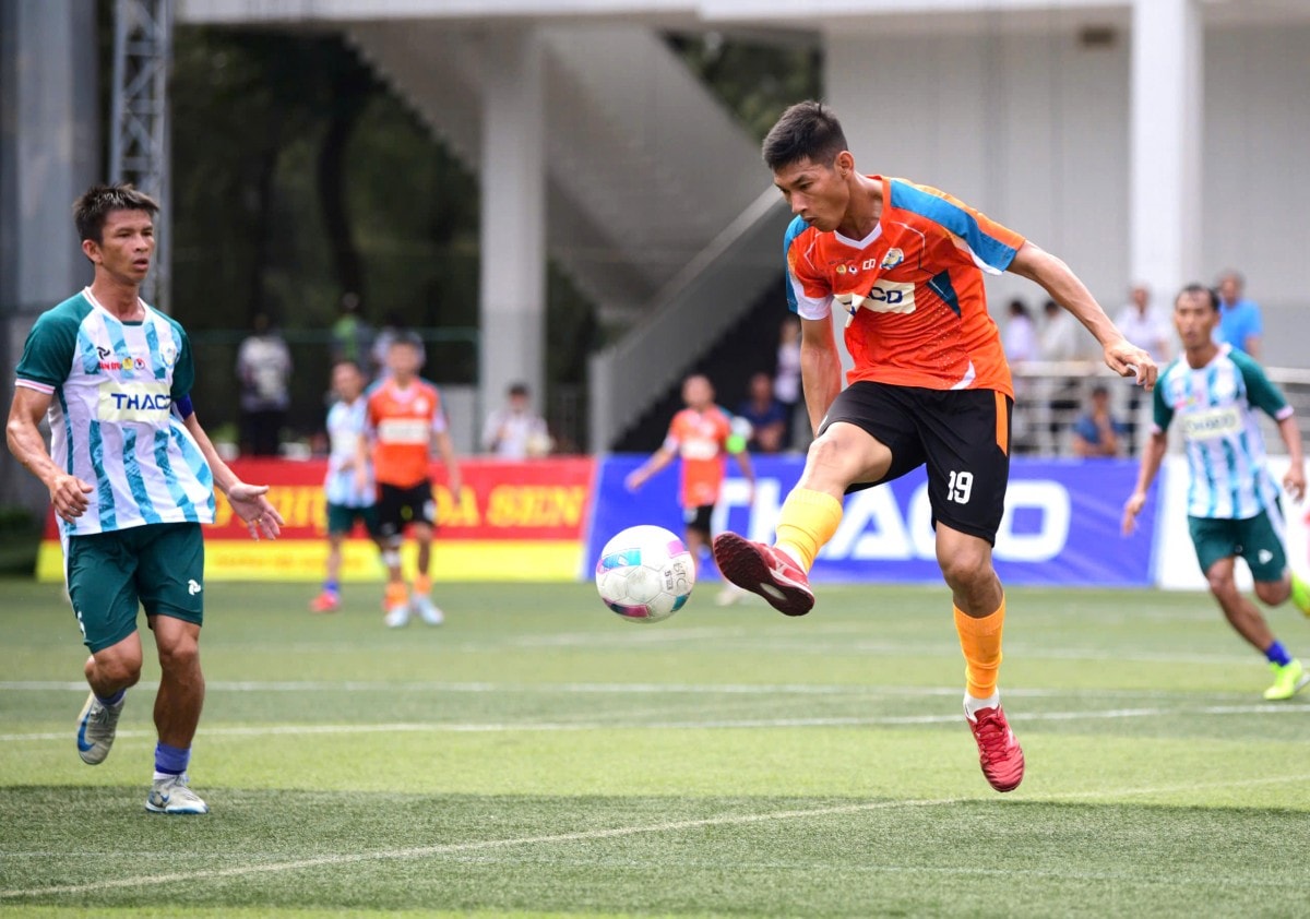 يتنافس اللاعبون على الكرة. الصورة: BTC.