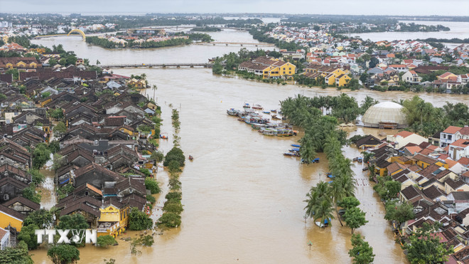 Nước sông Hoài dâng cao khiến hàng nghìn ngôi nhà cổ tại Hội An bị ngập sâu trong nước. (Ảnh: Anh Dũng/TTXVN) ttxvn-pho-co-hoi-an-da-nang-bi-ngap-sau-trong-mua-lu-lich-su-8375119-4.jpg