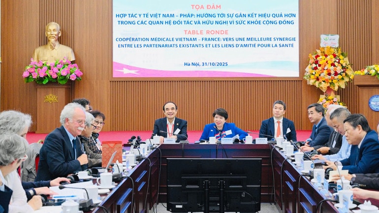 Các đại biểu trao đổi tại tọa đàm. pv1.jpg