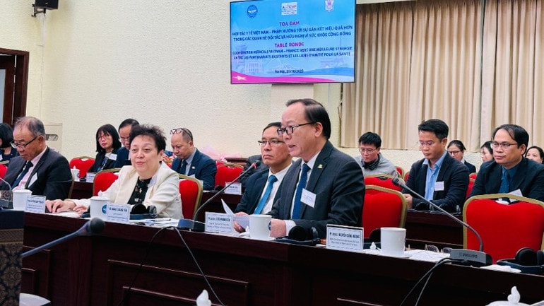 Phó Giáo sư, Tiến sĩ Trần Minh Điển, Giám đốc Bệnh viện Nhi trung ương trao đổi tại tọa đàm. phap-viet315-3974.jpg