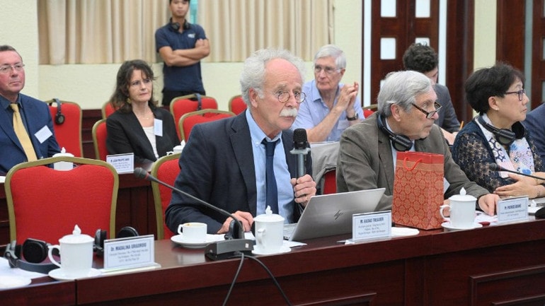 Đại diện Liên hiệp Hội Y tế Pháp-Việt trao đổi tại tọa đàm. phap-viet314-8419.jpg