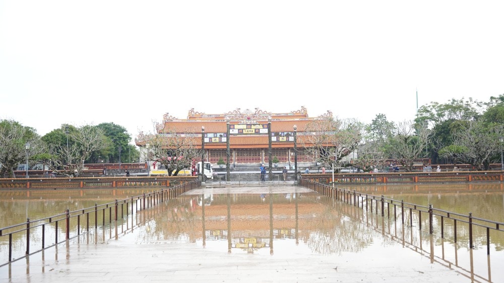 Khẩn trương dọn dẹp vệ sinh môi trường trong khu vực Đại Nội Huế 