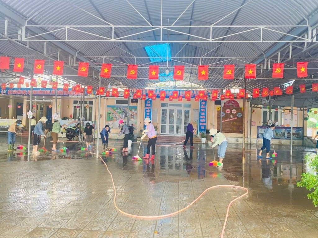 Khẩn trương dọn bùn đất vệ sinh trường học để đón học sinh trở lại trường