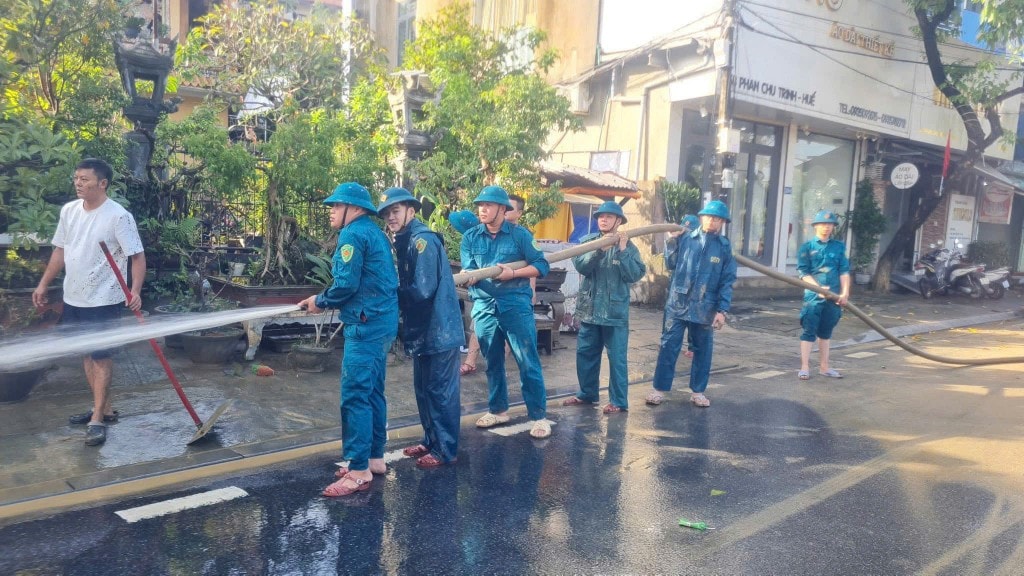 Sau khi lũ rút một lượng lớn bùn đất bám lại trên các tuyến đường 