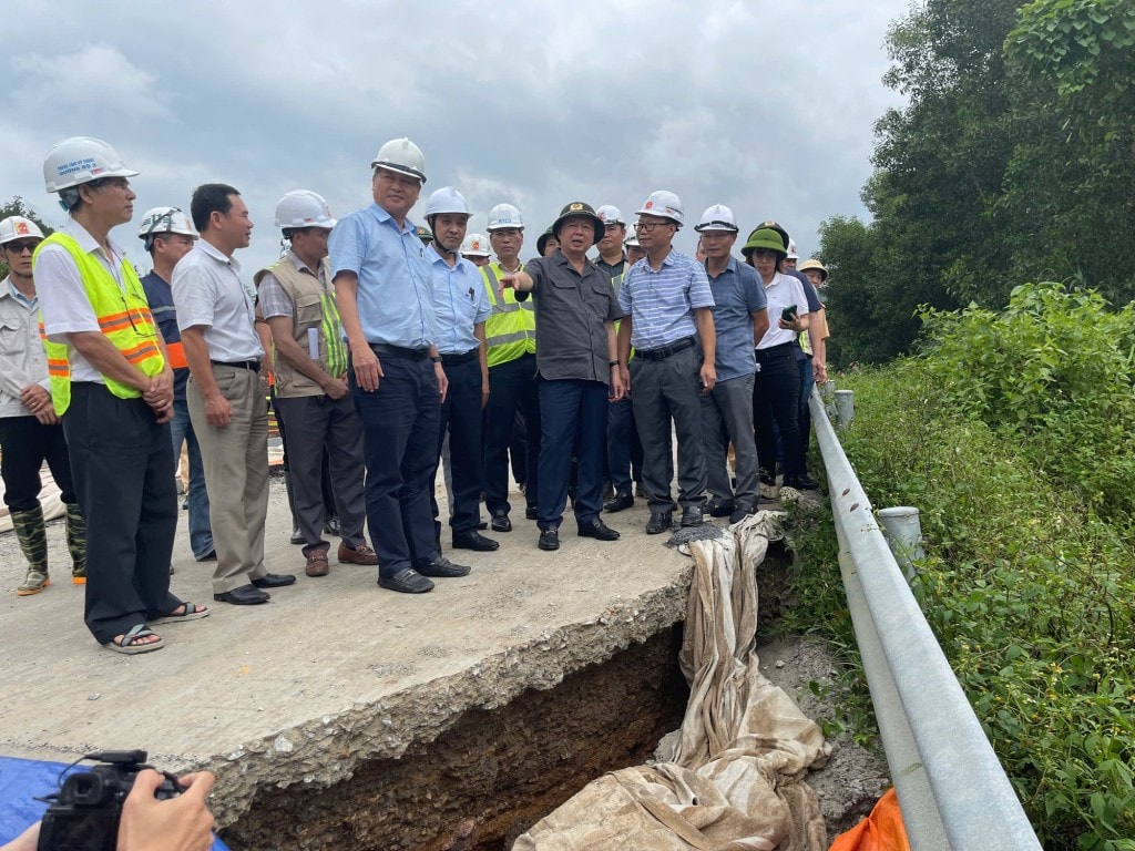 Phó Thủ tướng nhấn mạnh, mỗi điểm sạt lở phải được đánh giá nguyên nhân cụ thể, lựa chọn giải pháp kỹ thuật phù hợp, bảo đảm tính bền vững lâu dài của tuyến cao tốc - Ảnh: VGP/Minh Khôi