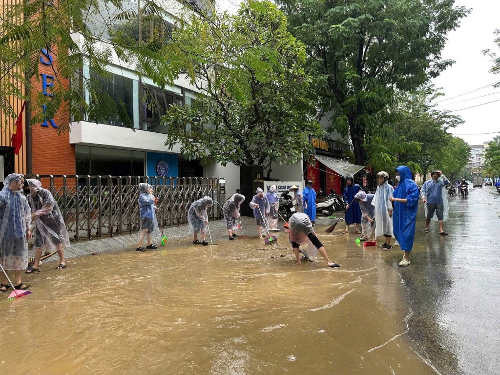 Lực lượng chức năng cùng hàng trăm đoàn viên thanh niên TP Huế đã đồng loạt ra quân dọn dẹp sau lũ 