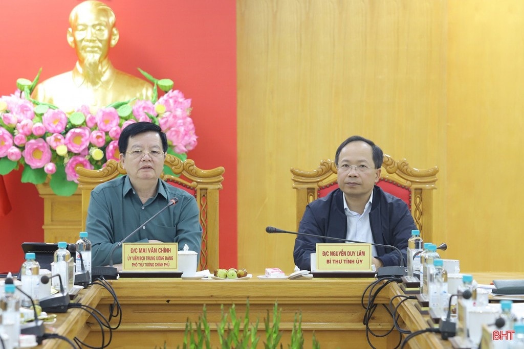 Phó Thủ tướng Chính phủ Mai Văn Chính làm việc với lãnh đạo tỉnh Hà Tĩnh về công tác ứng phó với mưa, lũ trên địa bàn - Ảnh: Báo Hà Tĩnh