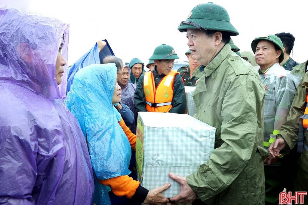 Phó Thủ tướng Mai Văn Chính tặng quà động viên người dân vùng ngập lụt Hà Tĩnh - Ảnh: Báo Hà Tĩnh