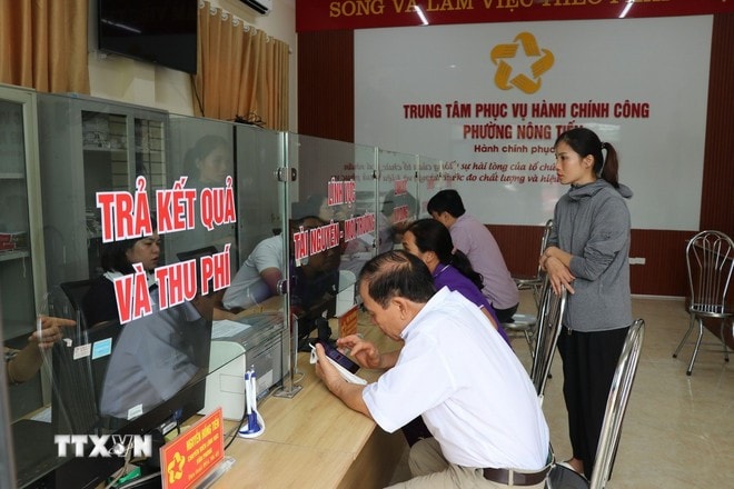 Người dân đến làm việc tại Trung tâm phục vụ hành chính công phường Nông Tiến, tỉnh Tuyên Quang. (Ảnh: Hoàng Hải/TTXVN)